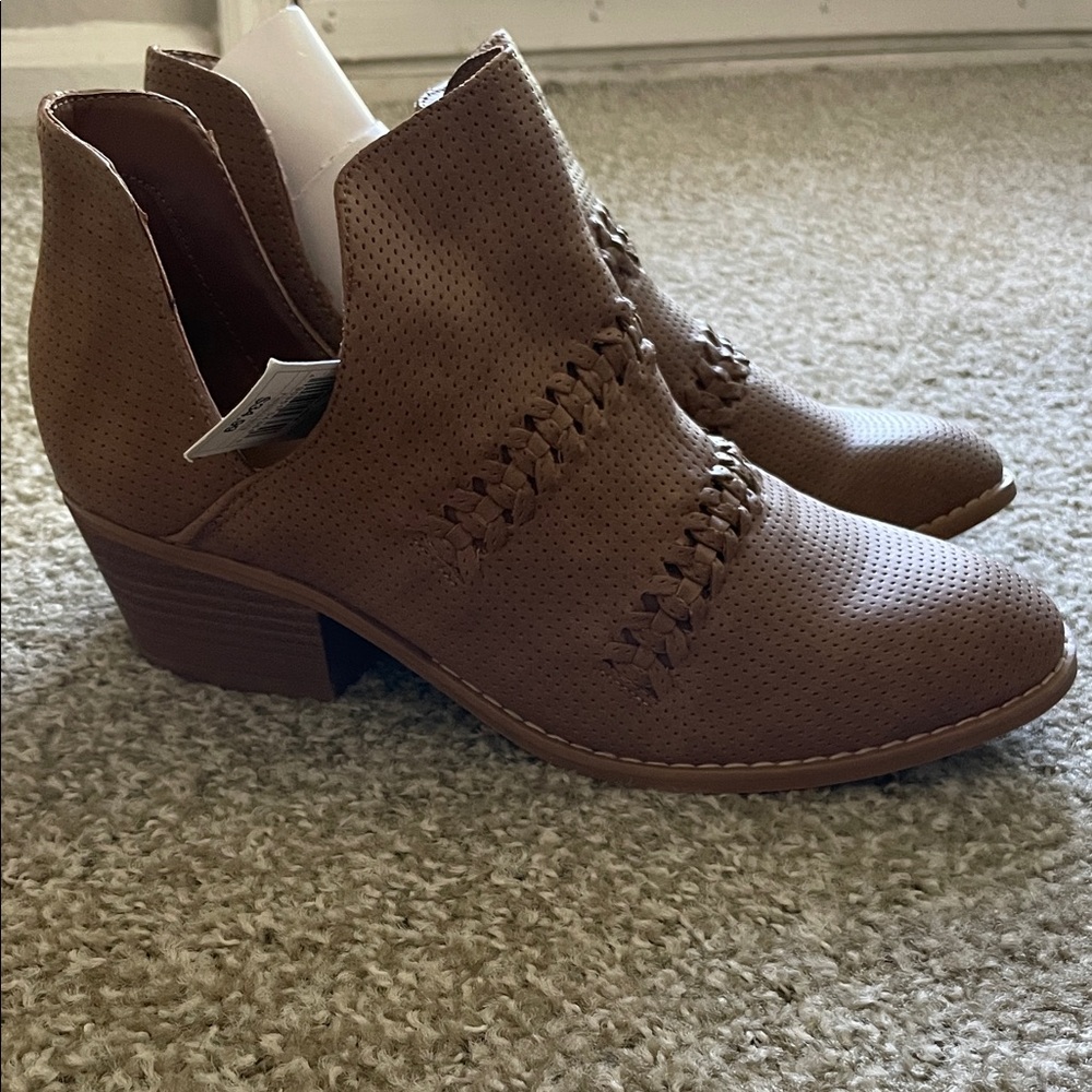 Universal Thread | Autumn | Brown | Size 8  | Women's Brown Ankle Boots
